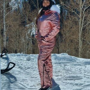 Pink ski suit !!! Amazing 😻